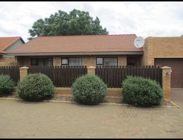 3 BEDROOM TOWNHOUSE FOR SALE IN LANGENHOVENPARK